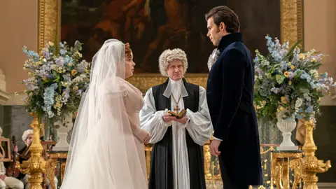 Nicola Coughlan y Luke Newton en la boda de Penelope Featherington y Colin Bridgerton en la temporada 3 Nicola Coughlan y Luke Newton en la boda de Penelope Featherington y Colin Bridgerton en la temporada 3