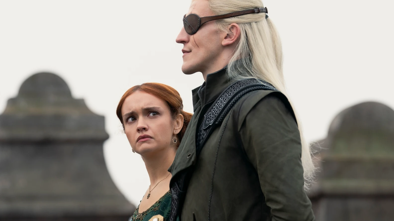 Olivia Cooke y Ewan Mitchell como Alicent y Aemond en la temporada 2 de La Casa del Drag&oacute;n