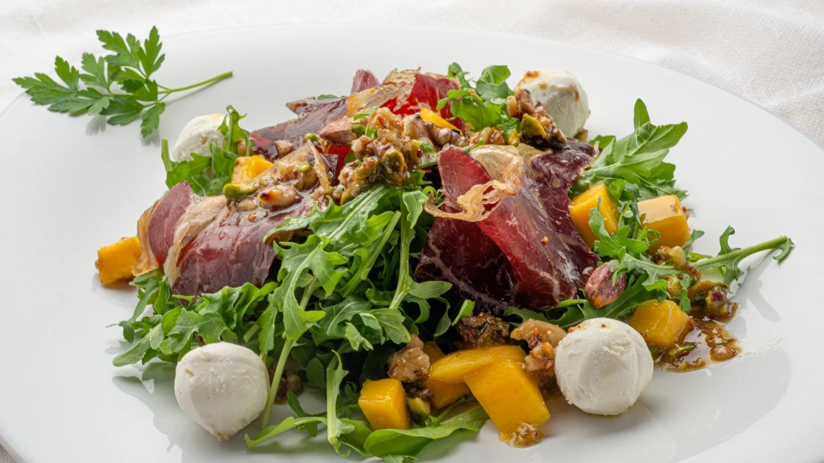 Ensalada de cecina, queso y mango