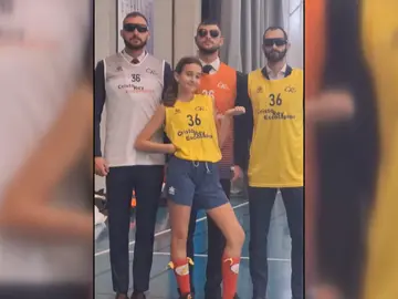 Virales por apoyar a su hermana en los partidos de baloncesto… ¡Disfrazados!: "La idea fue de mi padre" Virales por apoyar a su hermana en los partidos de baloncesto… ¡Disfrazados!: "La idea fue de mi padre"