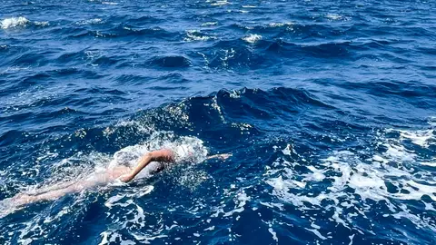 Bárbara Hernández nadando en el Estrecho de Tsugarú (Japón)