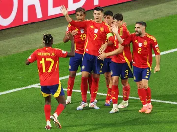 Nico Williams celebra con el resto de jugadores españoles el gol de Calafiori en propia puerta Nico Williams celebra con el resto de jugadores españoles el gol de Calafiori en propia puerta