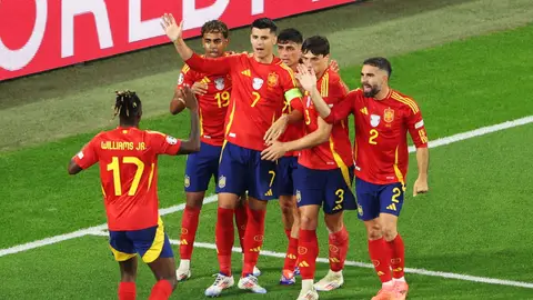 Nico Williams celebra con el resto de jugadores españoles el gol de Calafiori en propia puerta Nico Williams celebra con el resto de jugadores españoles el gol de Calafiori en propia puerta