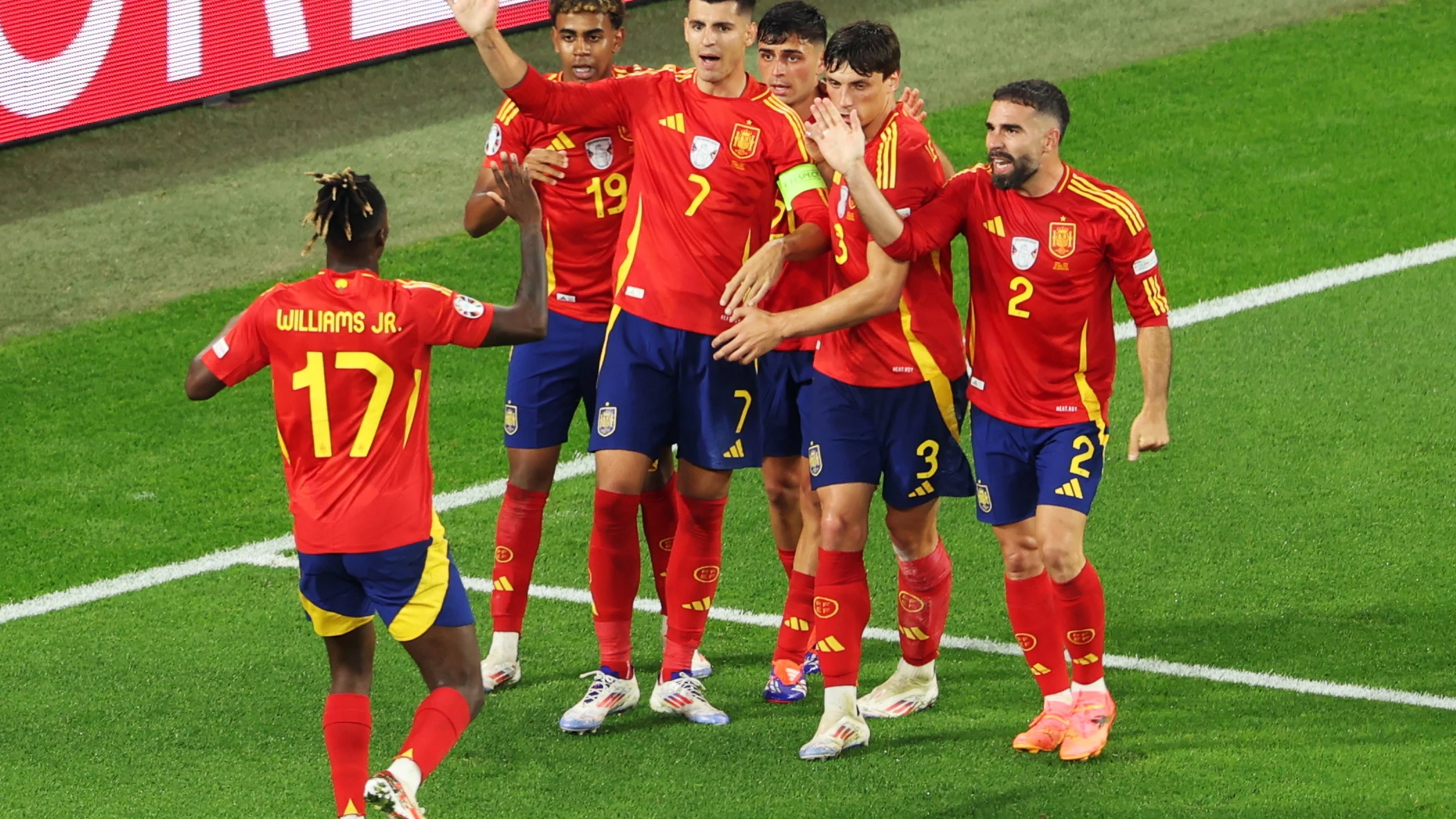 Nico Williams celebra con el resto de jugadores españoles el gol de Calafiori en propia puerta Nico Williams celebra con el resto de jugadores españoles el gol de Calafiori en propia puerta