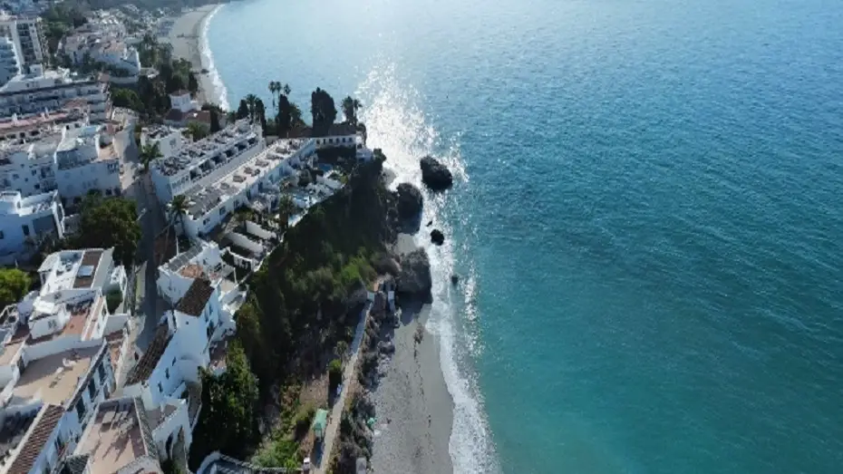 Playa del Carabeo en Nerja (Málaga) Playa del Carabeo en Nerja (Málaga)