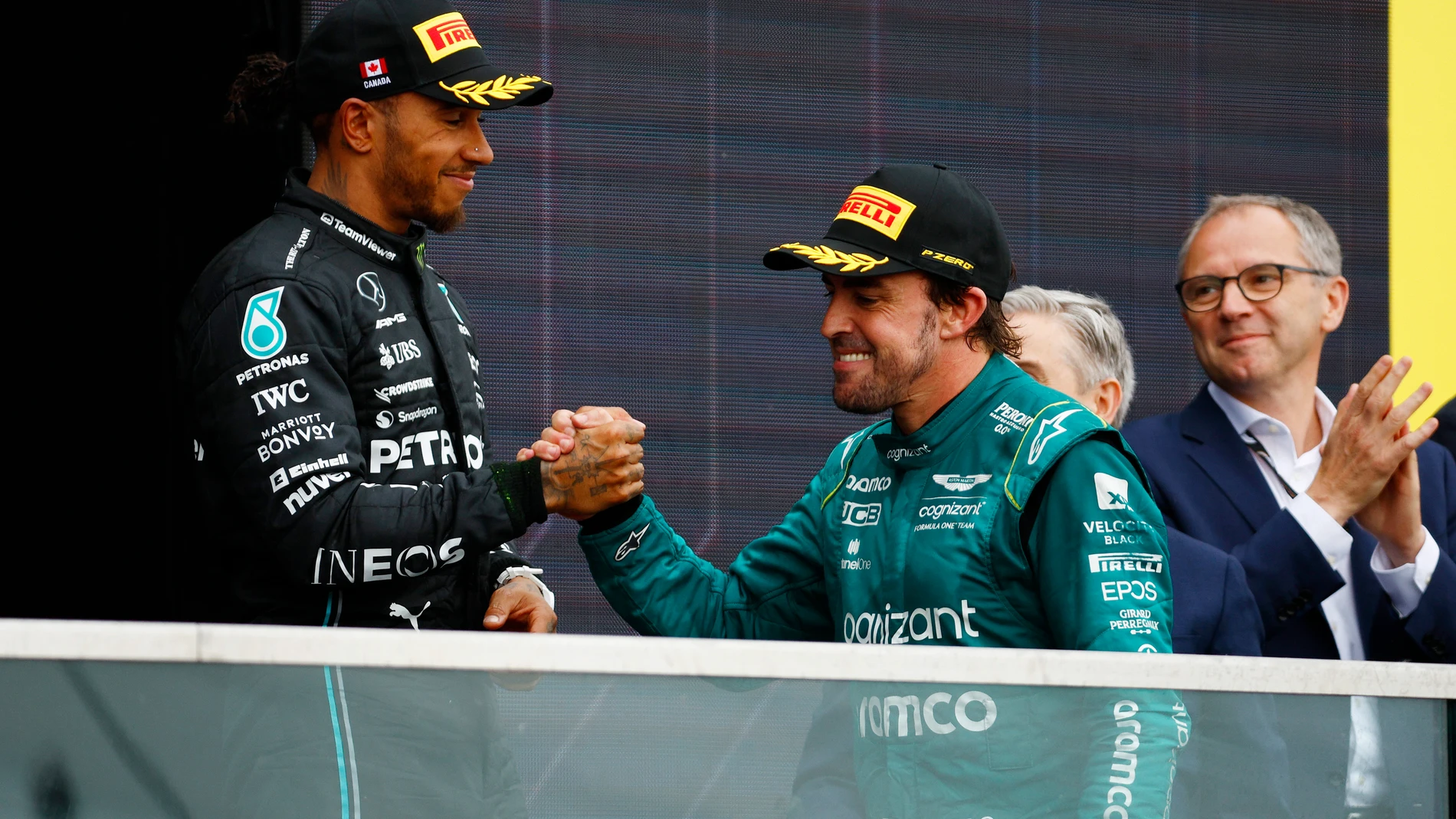 Fernando Alonso y Lewis Hamilton se saludan en el podio del GP de Canadá 2023