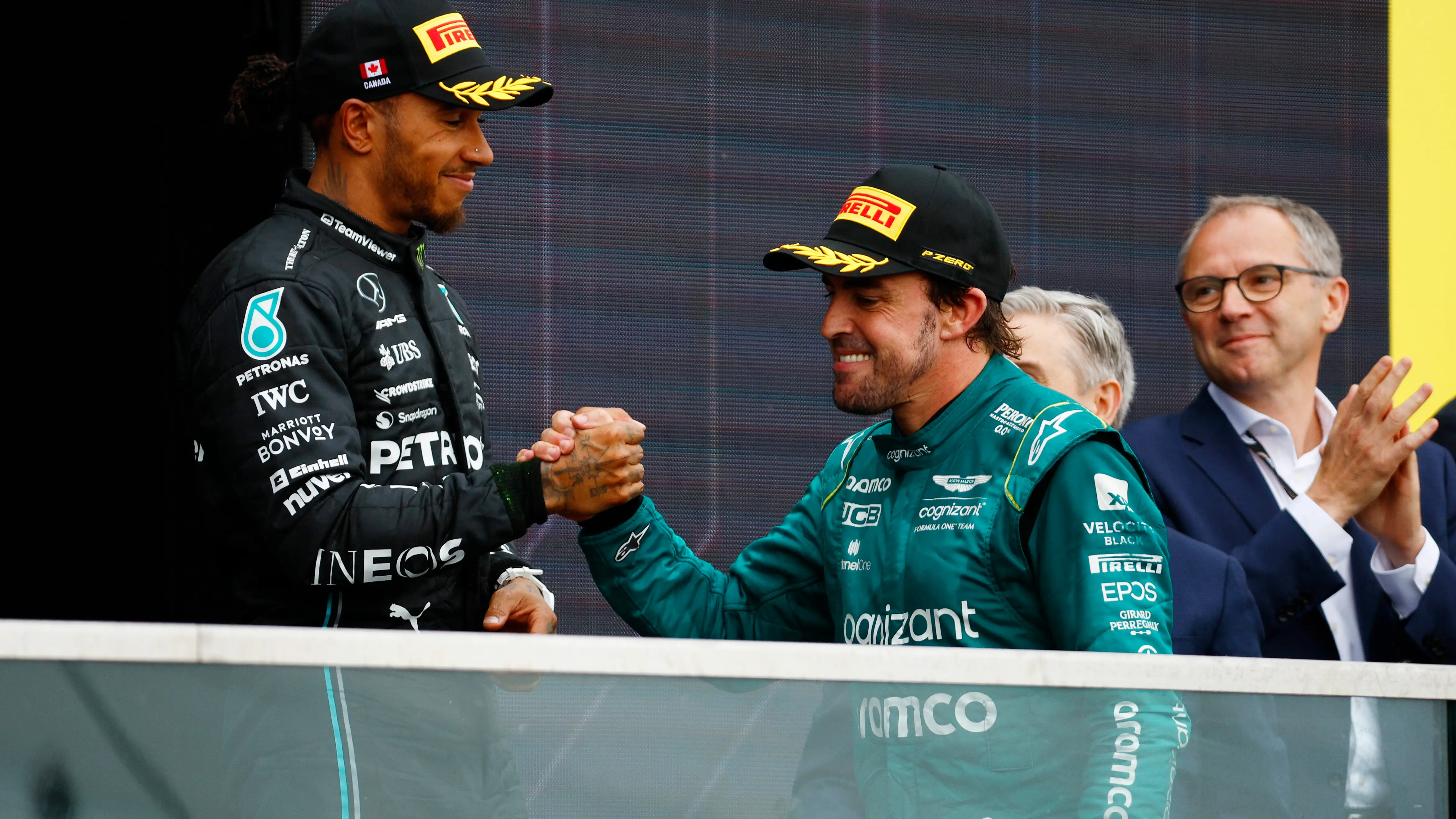 Fernando Alonso y Lewis Hamilton se saludan en el podio del GP de Canad&aacute; 2023