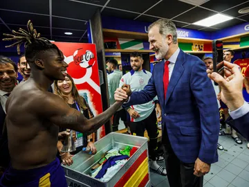 Felipe VI saluda a Nico Williams tras el España - Italia Felipe VI saluda a Nico Williams tras el España - Italia