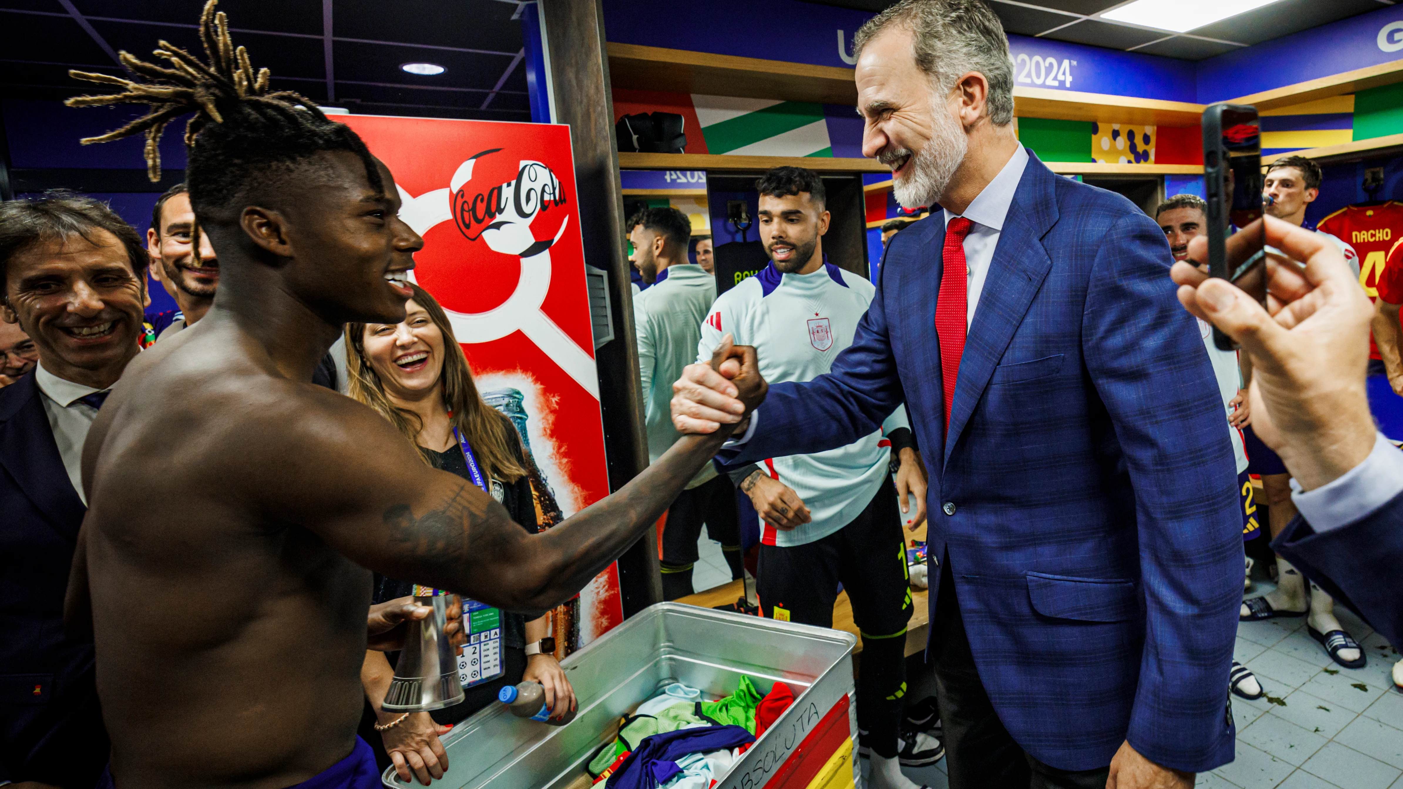 Felipe VI saluda a Nico Williams tras el España - Italia Felipe VI saluda a Nico Williams tras el España - Italia