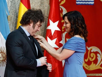 Ayuso entrega la Medalla Internacional de la Comunidad de Madrid a Milei