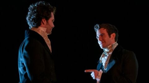 Luke Thompson y Lucas Aurelio como Benedict y Paul Suárez en la temporada 3 de Los Bridgerton
