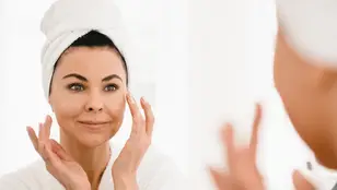 Mujer hidratando su piel