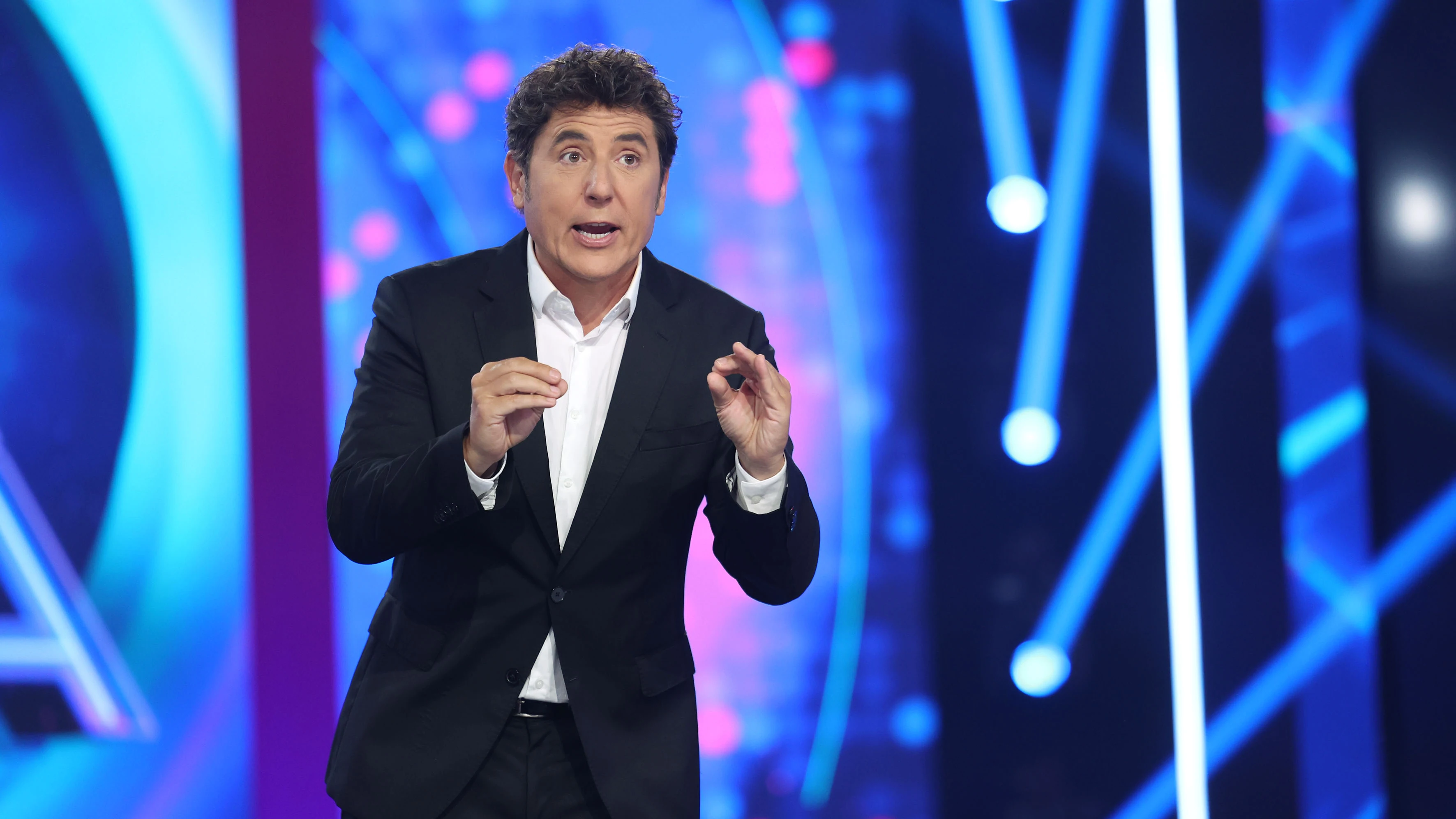 Manel Fuentes explica las ausencias de Conchita y de Valeria Ros al comienzo de la Gala 11