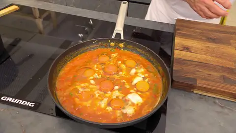 Casca los huevos, sazónalos, tapa la sartén Casca los huevos, sazónalos, tapa la sartén