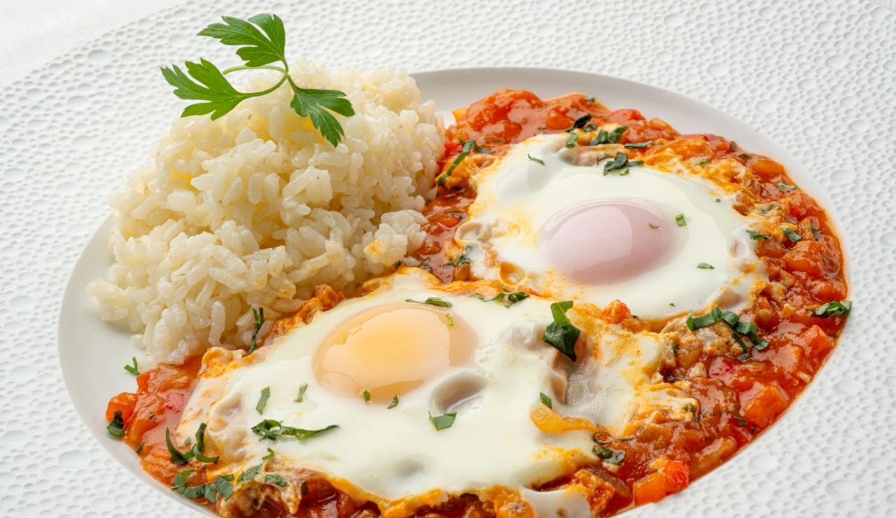 Huevos en salsa con arroz blanco, la receta completa de Karlos Arguiñano