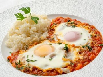 Huevos en salsa con arroz blanco, la receta completa de Karlos Arguiñano