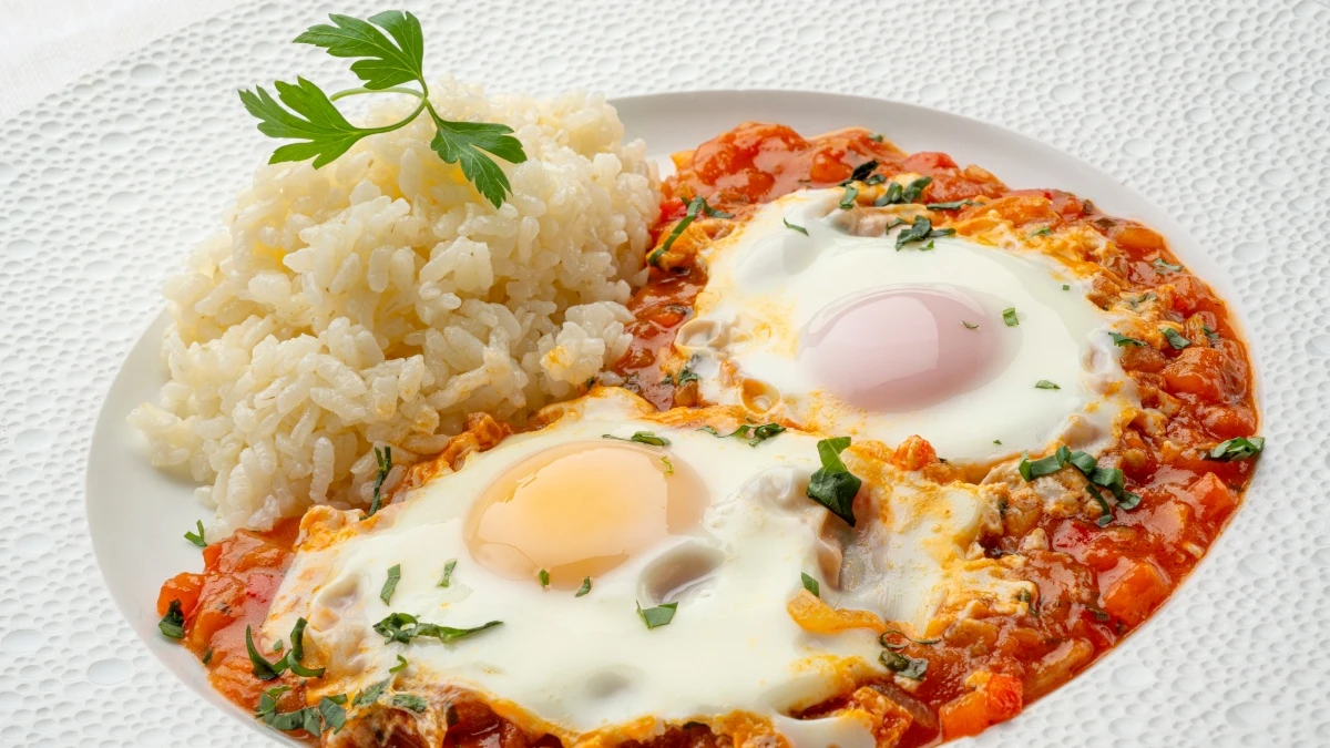 Huevos en salsa con arroz blanco, la receta completa de Karlos Arguiñano Huevos en salsa con arroz blanco, la receta completa de Karlos Arguiñano