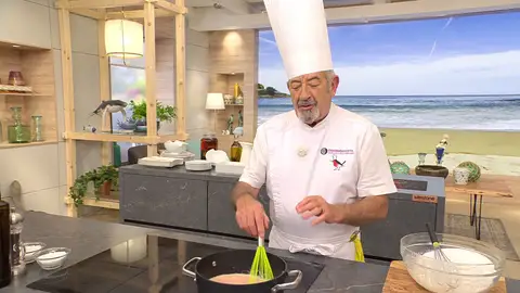 Vierte la crema a un cazo y cocínala a fuego suave Vierte la crema a un cazo y cocínala a fuego suave