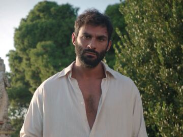 Francesco Arca interpreta a Vicenzo Span&ograve;, un despiadado capataz obsesionado con Carmela