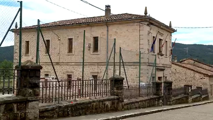 Colegio en Regumiel de la Sierra en Burgos Colegio en Regumiel de la Sierra en Burgos