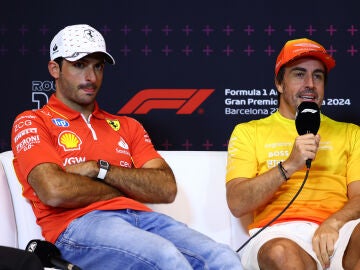 Carlos Sainz y Fernando Alonso hablan con la prensa durante el GP de España 2024