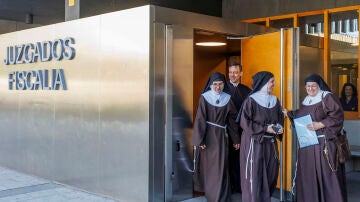 El portavoz de la monjas junto a tres de ellas