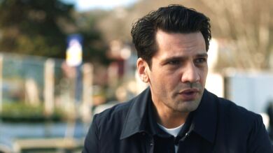 Ceylin le cuenta a Ilgaz la relación que mantuvo con la asociación y él le confiesa lo que realmente le unió a Iclal 