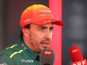 Fernando Alonso atiende a la prensa durante el GP de España 2024