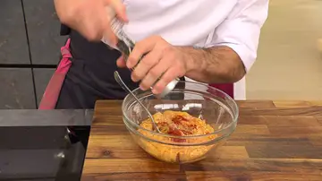 Pon el pollo en un bol, añade el comino, el ajo granulado, y el pimentón, salpimienta y mezcla bien