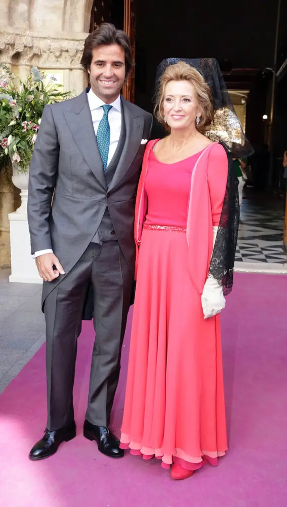Álvaro Sanchís González Palomino posando con su madre en su boda en 2017