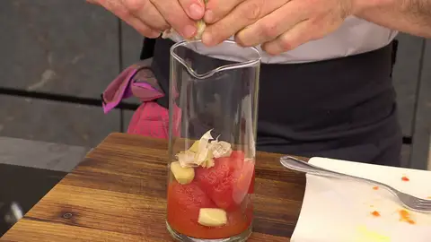 Tritura los ingredientes con una batidora eléctrica y resérvalo Tritura los ingredientes con una batidora eléctrica y resérvalo