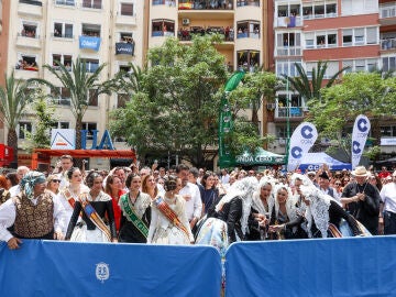 Falleras durante la última mascletá de las Hogueras de San Juan 2024