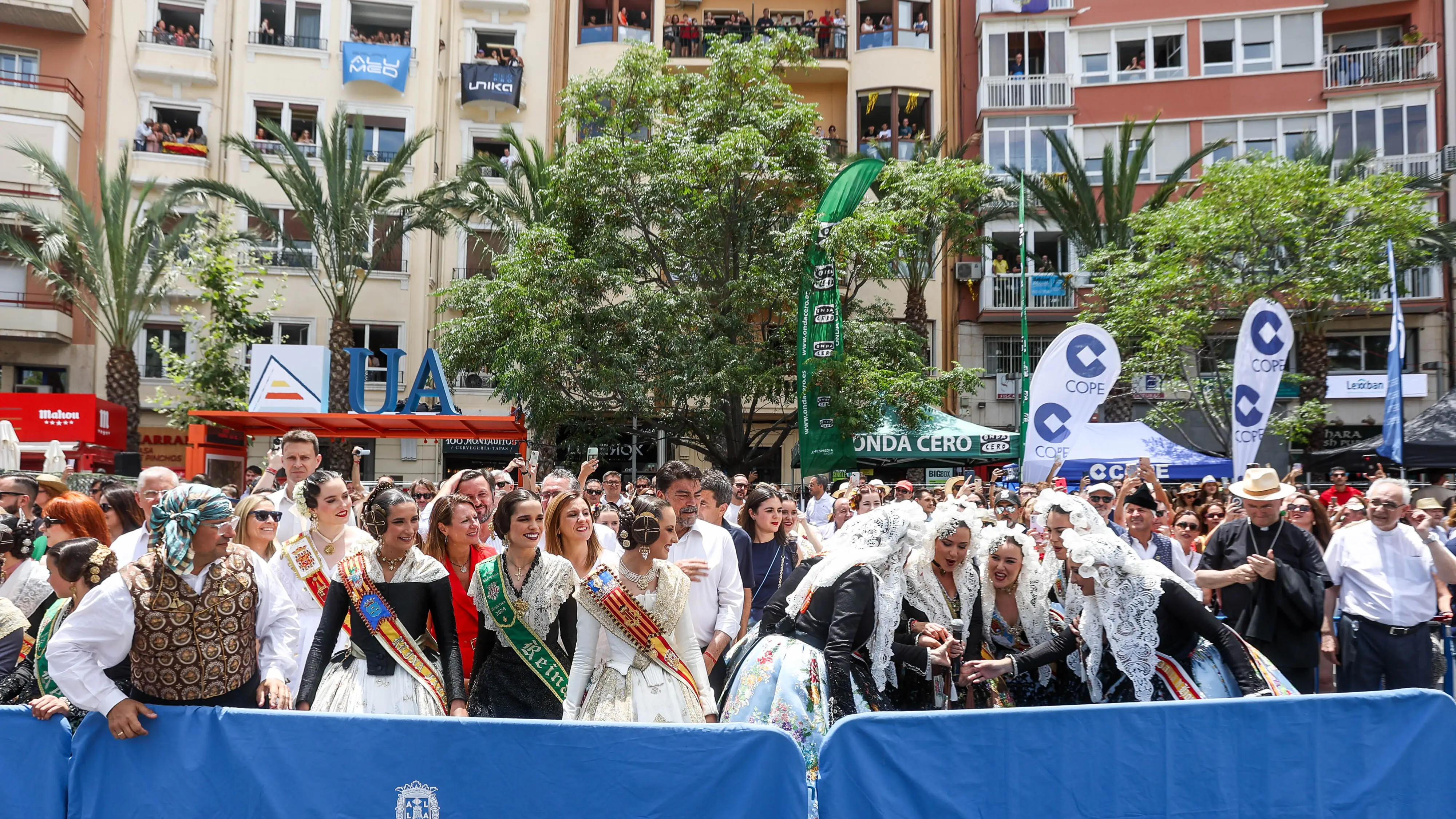 Falleras durante la &uacute;ltima masclet&aacute; de las Hogueras de San Juan 2024