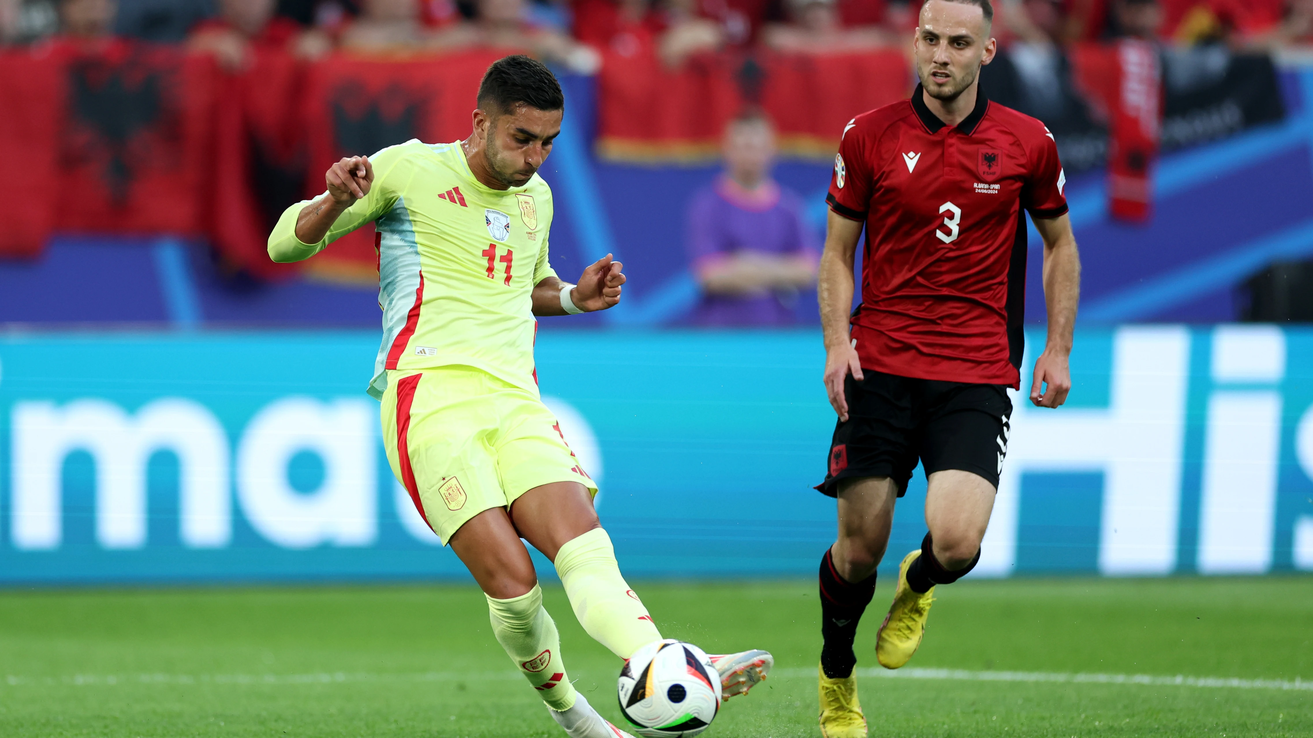 Ferran Torres bate a Strakosha en Düsseldorf Ferran Torres bate a Strakosha en Düsseldorf