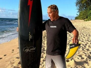 Tamayo Perry en una imagen posando con su tabla de surf