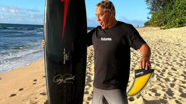 Tamayo Perry en una imagen posando con su tabla de surf Tamayo Perry en una imagen posando con su tabla de surf