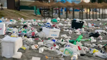 Botellas y envases de plástico inundan la arena de una playa Botellas y envases de plástico inundan la arena de una playa