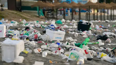 Botellas y envases de plástico inundan la arena de una playa Botellas y envases de plástico inundan la arena de una playa