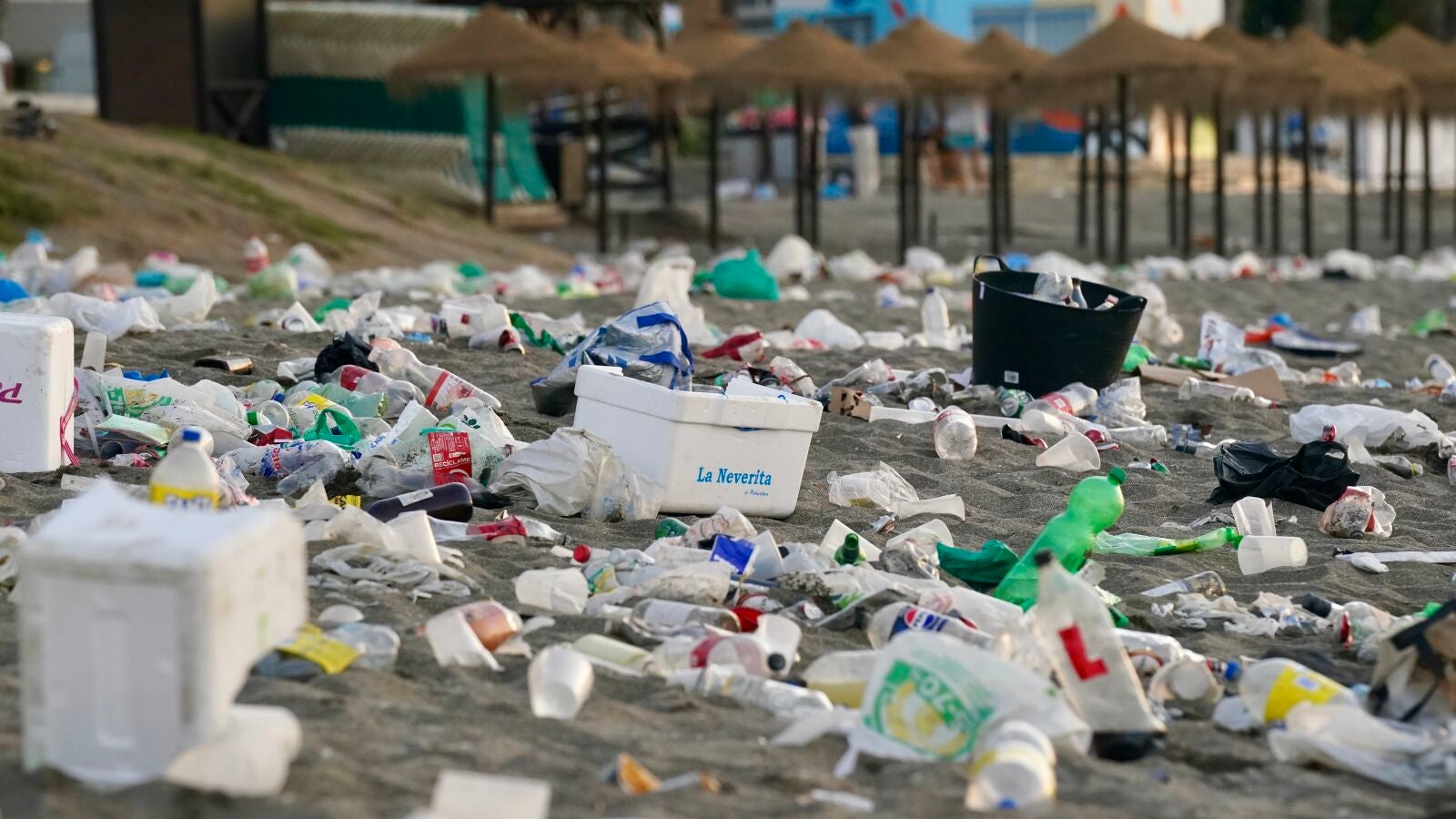 Crean un plástico capaz de degradarse 'a la carta': puede hacerlo en sólo unos días