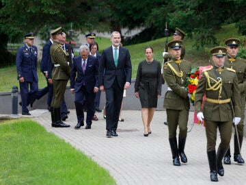El rey Felipe junto a la canciller de la Oficina del presidente de la República de Lituania, Agila Barzdiene
