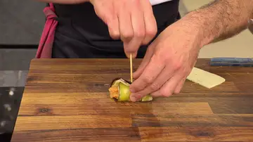 Envuelve los ingredientes formando un rollito y pínchalos con un palillo