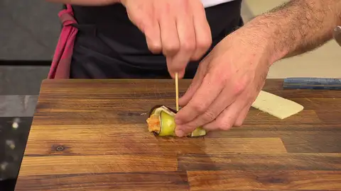 Envuelve los ingredientes formando un rollito y pínchalos con un palillo Envuelve los ingredientes formando un rollito y pínchalos con un palillo