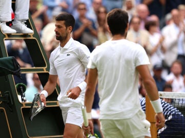 Novak Djokovic y Carlos Alcaraz durante la final de Wimbledon 2023