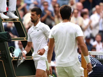 Novak Djokovic y Carlos Alcaraz durante la final de Wimbledon 2023 Novak Djokovic y Carlos Alcaraz durante la final de Wimbledon 2023