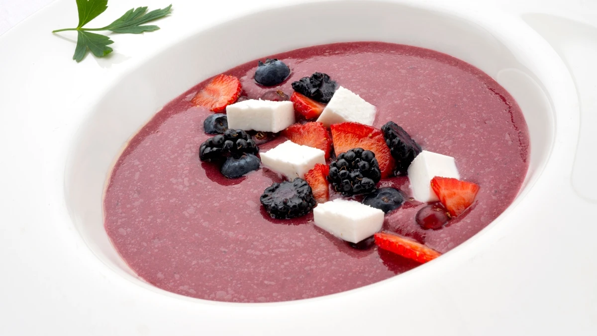 Arguiñano desvela cómo se elabora uno de los entrantes de su restaurante: gazpacho de frutos rojos Arguiñano desvela cómo se elabora uno de los entrantes de su restaurante: gazpacho de frutos rojos