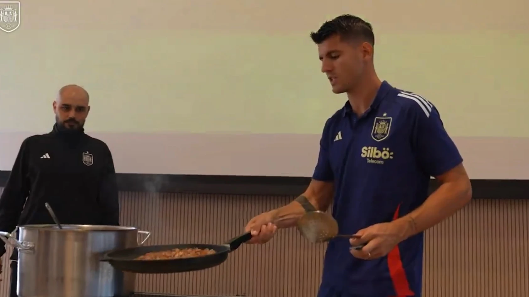 Morata cocinando unos espaguetis a la carbonara