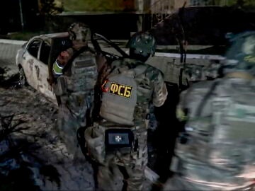 Agentes antiterroristas rusos en el escenario del atentado en Derbent, Daguestán
