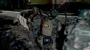 Agentes antiterroristas rusos en el escenario del atentado en Derbent, Daguestán