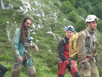 Rescatan vivos e ilesos a los dos espeleólogos que habían desaparecido en una cueva de Cantabria