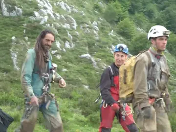 Rescatan vivos e ilesos a los dos espeleólogos que habían desaparecido en una cueva de Cantabria Rescatan vivos e ilesos a los dos espeleólogos que habían desaparecido en una cueva de Cantabria